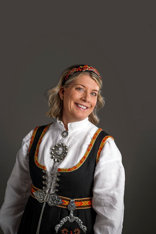 Bunadshårbøyle håndbrodert, sort/multicolor