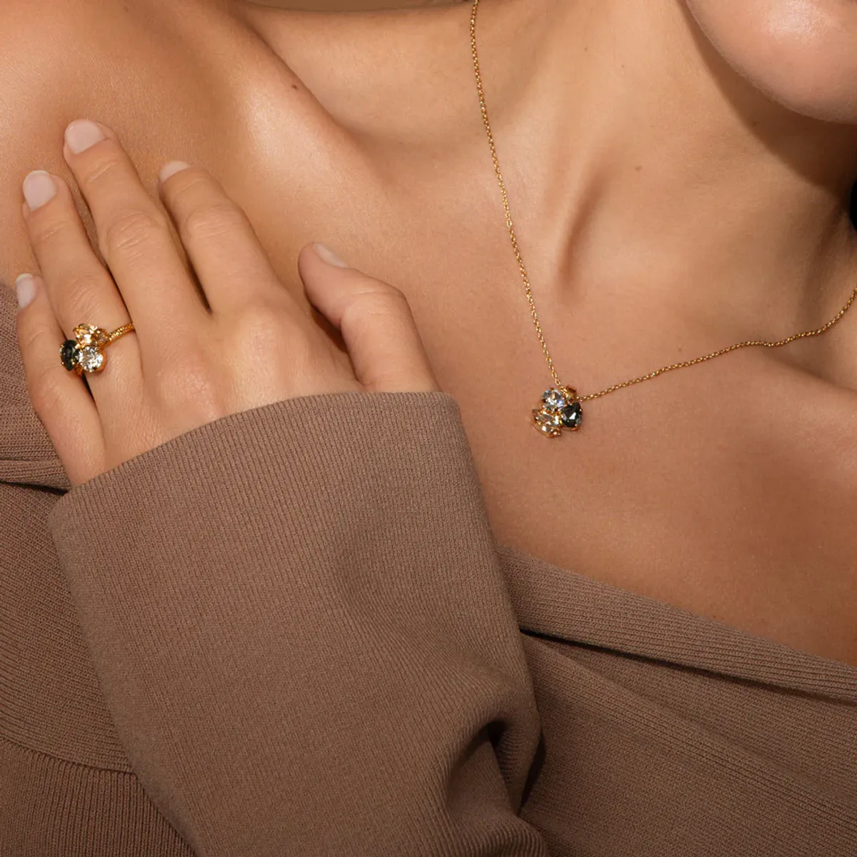 Ana necklace gold, black golden combo