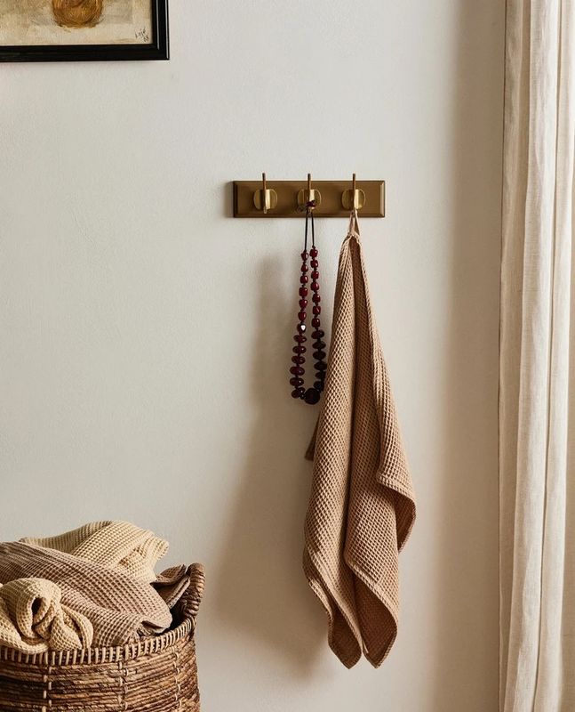 EDGY coat rack, 3 hooks - camel/messing